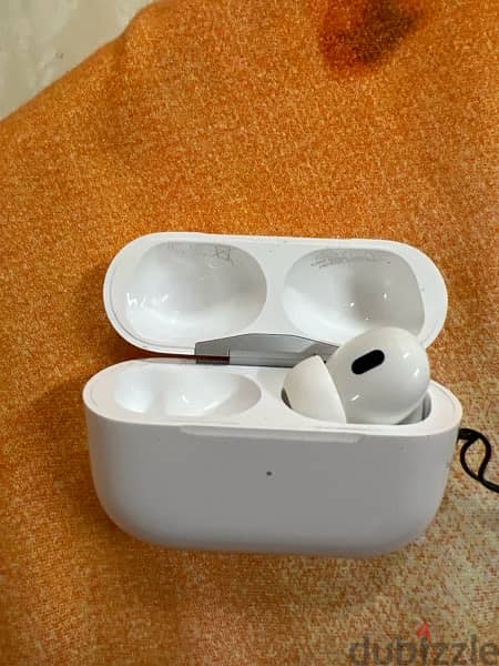 Apple AirPods Pro 2 with MagSafe Case (USB‑C) case & right side pods 6