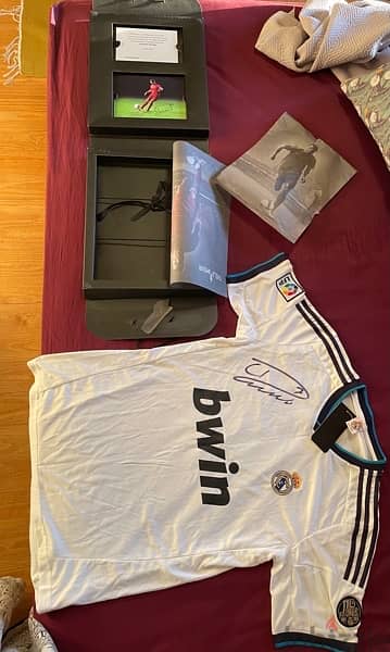 Cristiano Ronaldo CR7 Signed Real Madrid Jersey and Photograph 12