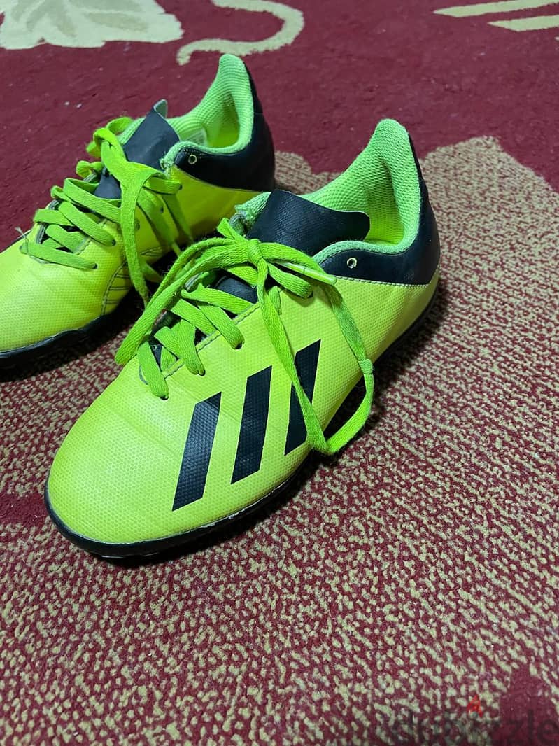 Football shoes حزاء كرة قدم أطفال ---- adidas original 33 4