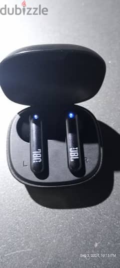 earbuds JBL و power bank Samsung