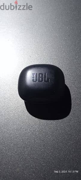 earbuds JBL و power bank Samsung 2