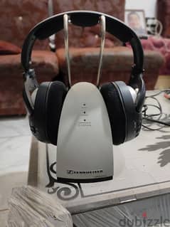 سماعه سنهايزر وايرلس  sennheiser hdr 140 بحاله الزيرو
تردد ٩٠٠