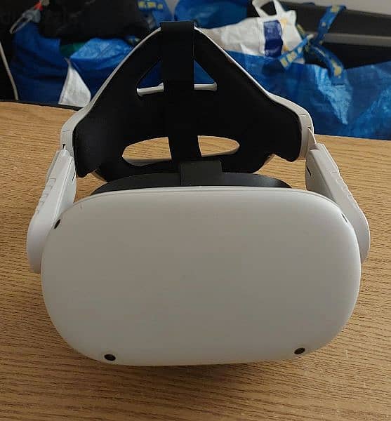 Oculus Quest 2 (Good Condition) (السعر قابل للتفاوض) 2