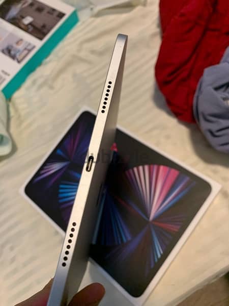 Apple ipad pro 3rd generation M1 chip 128gbs silver New condition 4