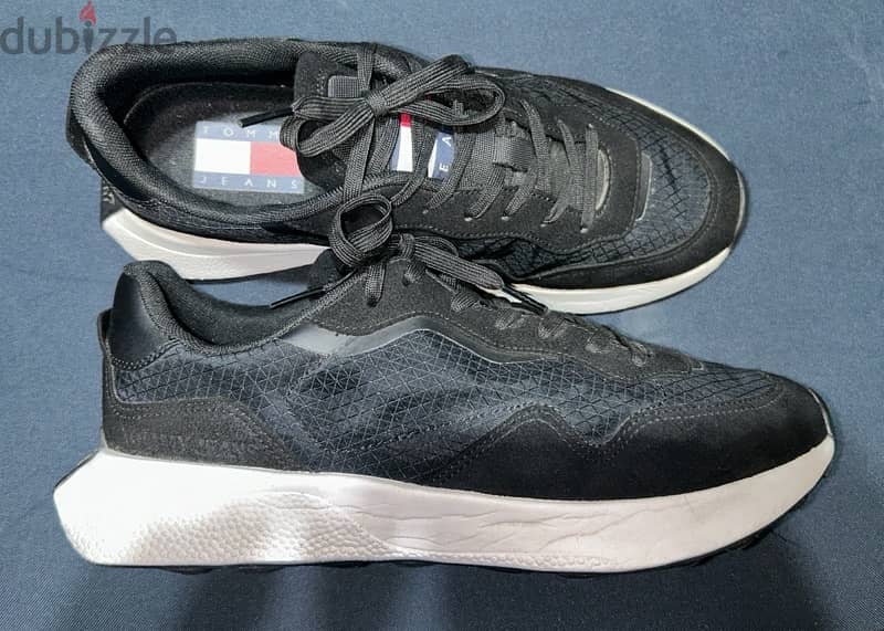 Original Black Tommy Hilfiger Sneaker Size 11 US 2