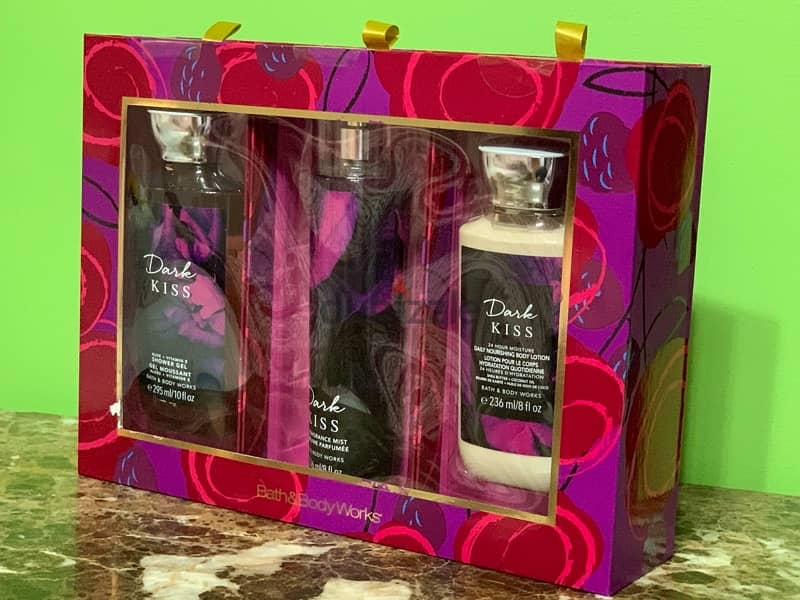 SALE/Bath and Body Works Dark Kiss Gift Box Set Kuwait 1