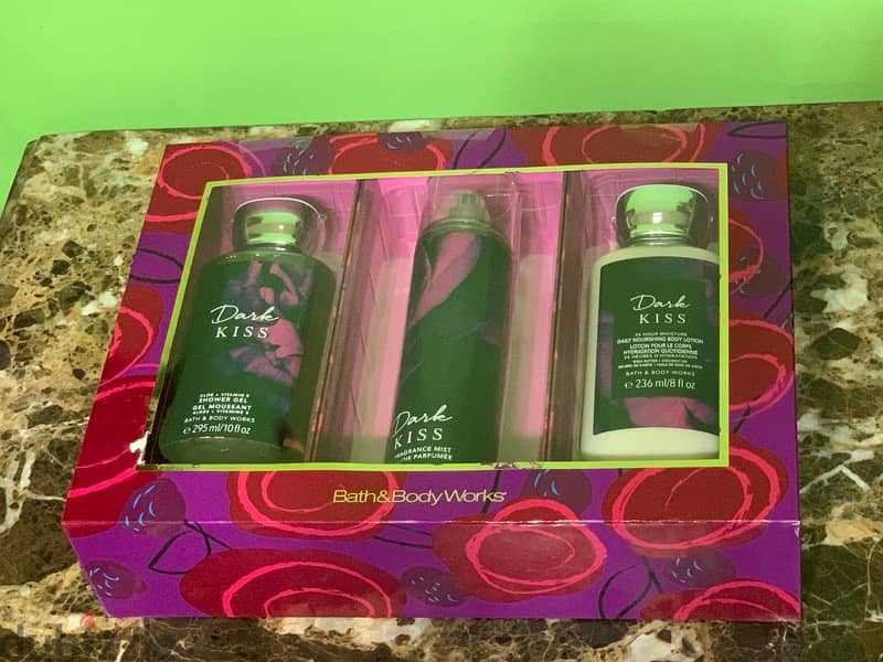 SALE/Bath and Body Works Dark Kiss Gift Box Set Kuwait 2