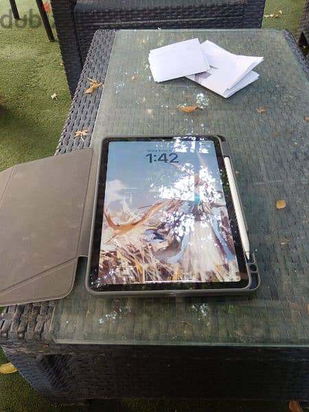 iPad air5 2021 model, 256GB with high quality cover and pen 1