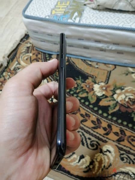 Redmi Note 10 . . . . 128 giga. . . 6 ram 4