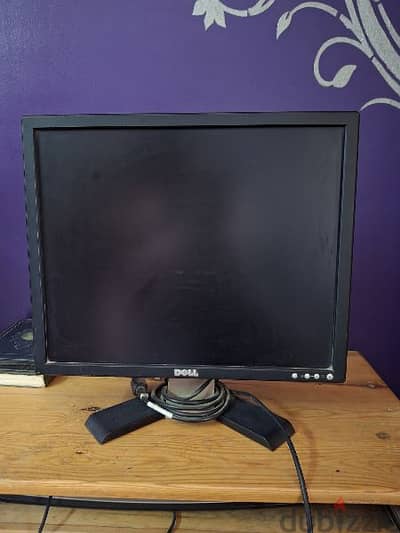 شاشه Dell ١٩ بوصه مربعه بحالة الجديده LCD