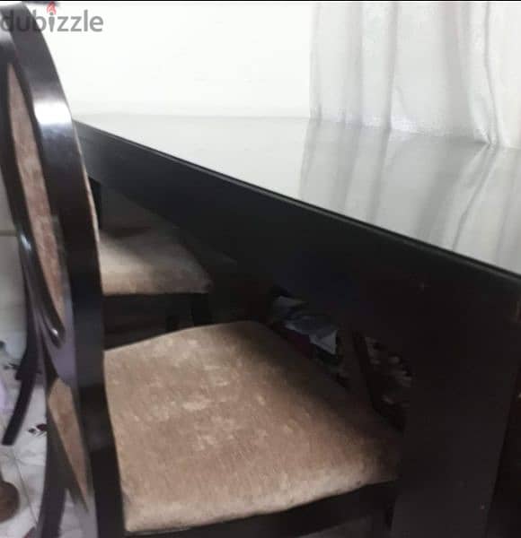 Dining table in very good condition 1