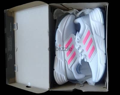 Available Adidas original shoes with box for ladies size 40 2/3