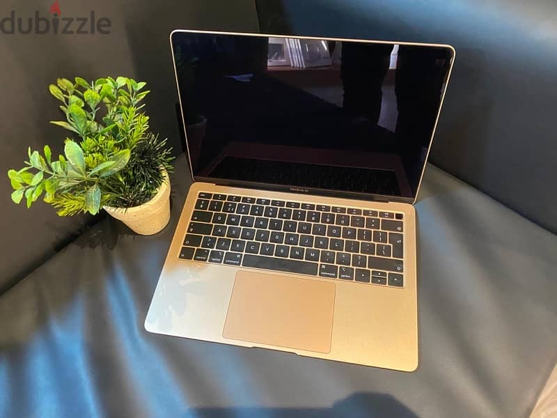 Macbook air 2018 16GB 256GB cycles 3 like new 4