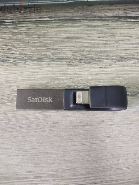 sandisk ixpand flash drive for I phone and iPad 64 GB used for sale 1