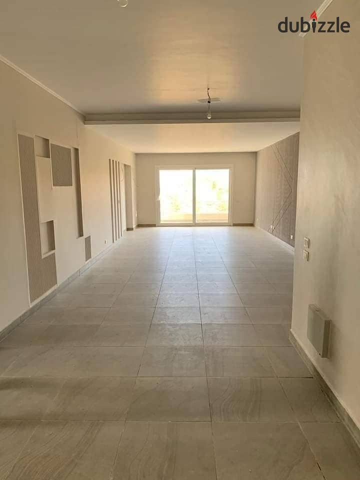 Two-room apartment for sale, fully finished, in front of Hyde Park and near the AUC in Fifth Settlement, with a 5% down payment in The Crest compound 3