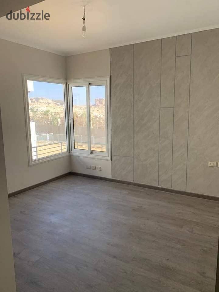 Two-room apartment for sale, fully finished, in front of Hyde Park and near the AUC in Fifth Settlement, with a 5% down payment in The Crest compound 4