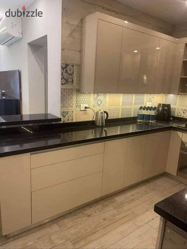 Two-room apartment for sale, fully finished, in front of Hyde Park and near the AUC in Fifth Settlement, with a 5% down payment in The Crest compound 14