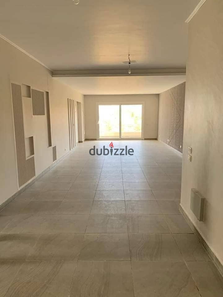 Distinctive view apartment for sale, fully finished, in front of Hyde Park and near the AUC in Fifth Settlement, with a 5% DP in The Crest Compound 2