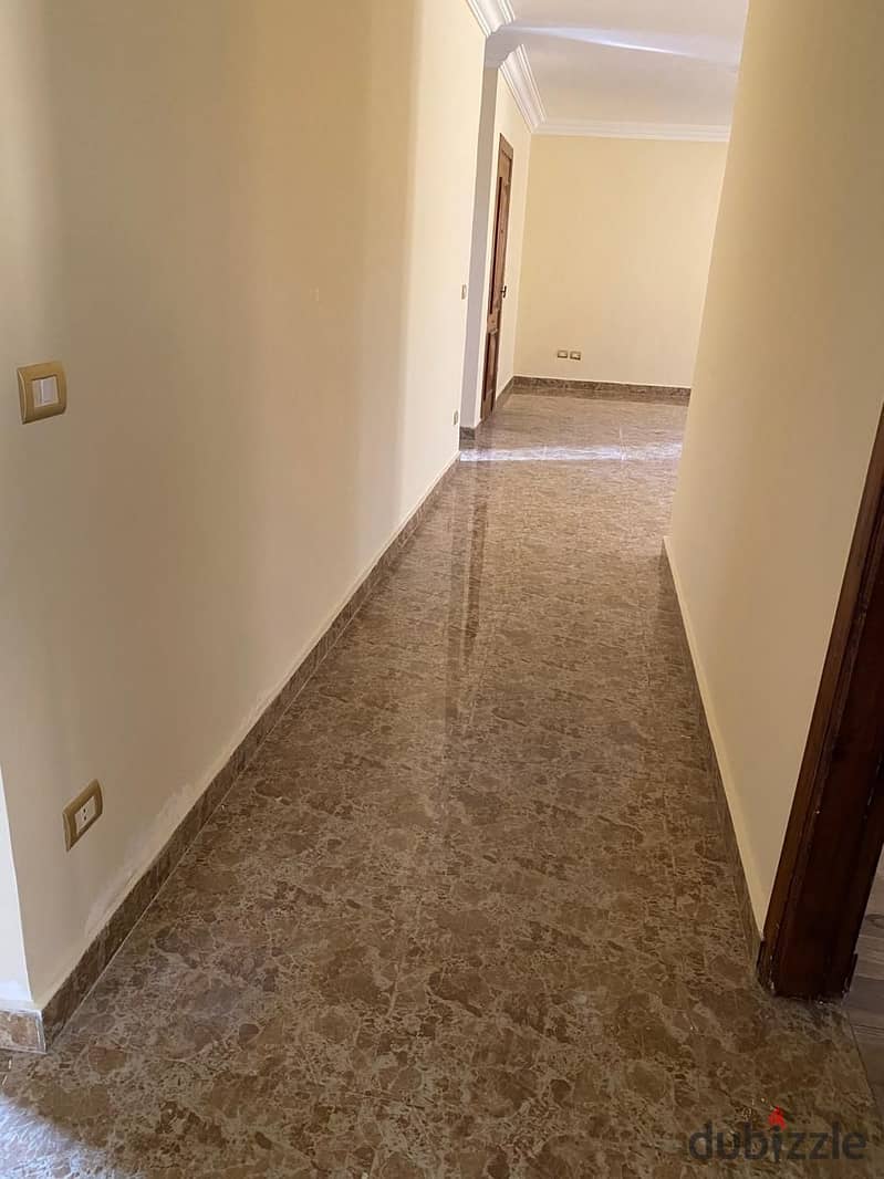 Roof for rent 180 m in the fourth district, area 6 5