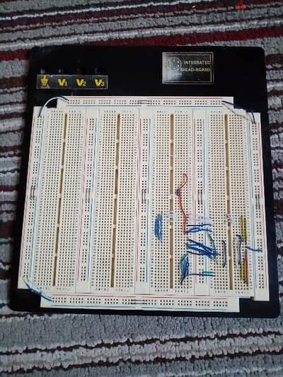 لوحه إلكترونيات Breadboard