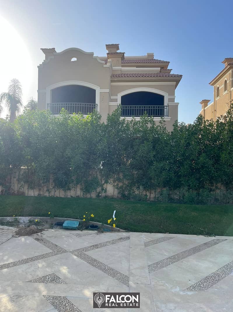 Stand-alone villa with private pool, immediate receipt and a 20% discount, in a prime location in Shorouk City in El Patio Prime Compound 6