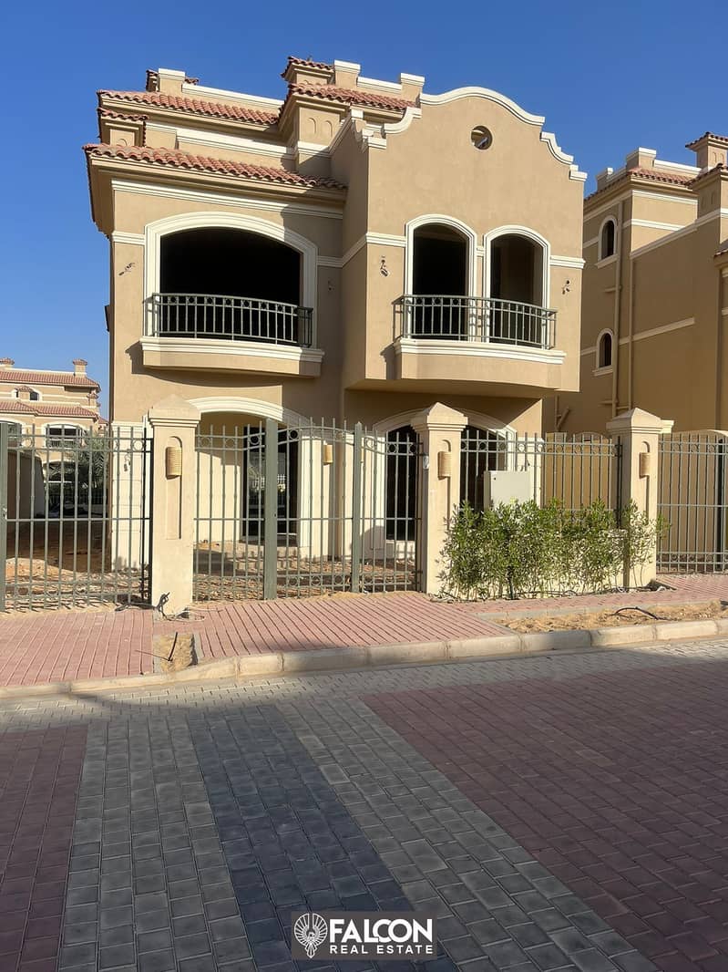 Stand-alone villa with private pool, immediate receipt and a 20% discount, in a prime location in Shorouk City in El Patio Prime Compound 11