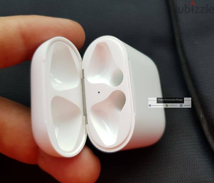 Airpods 2 generation  كيس الشحن فقط بدون سماعات بدون خدش واحد بتلمع 3