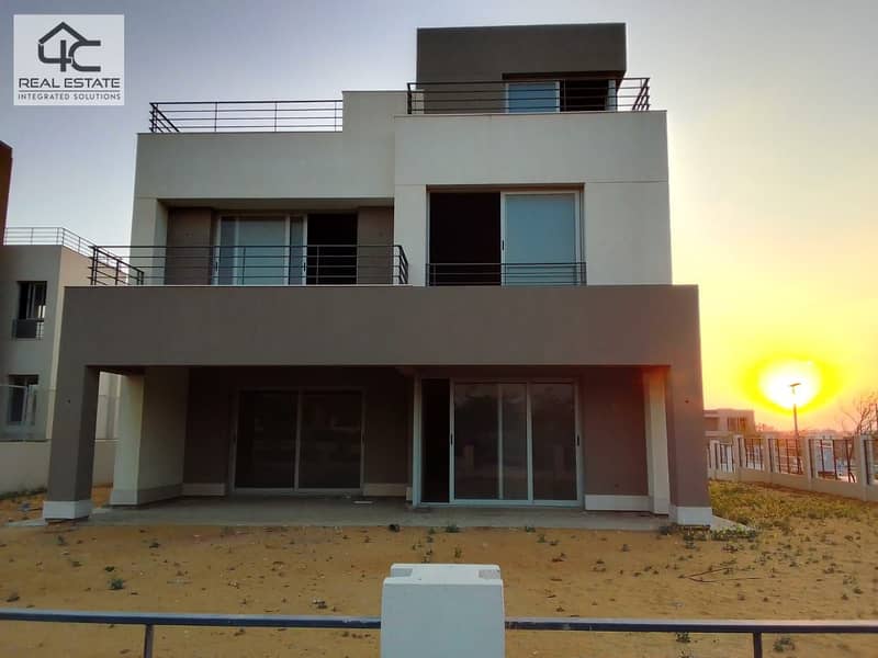 Stand-alone villa for sale, 256 square meters, 4 rooms, 5 bathrooms, view, landscape, distinctive location, at the lowest price in the market 2