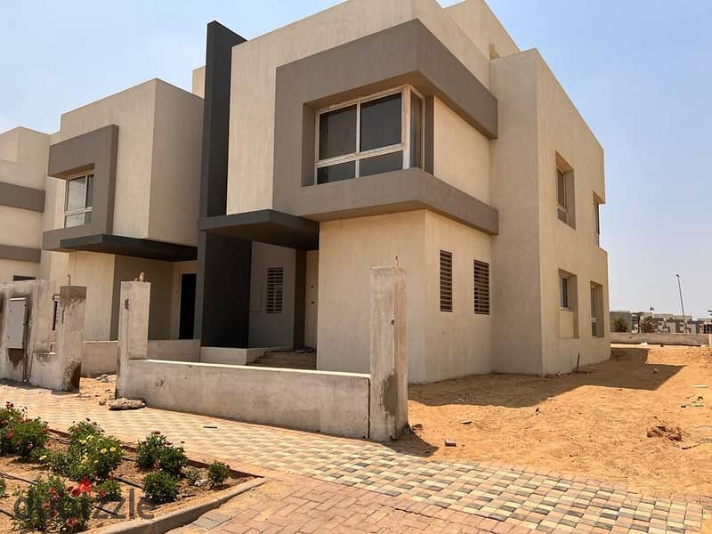 Lower price than market, stand alone villa for sale, ready to move , on an area of ​​260m in Hyde Park, new Cairo 1