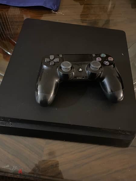 PS4 slim 1TB used like new with 3 controllers  بلايستيشن 3