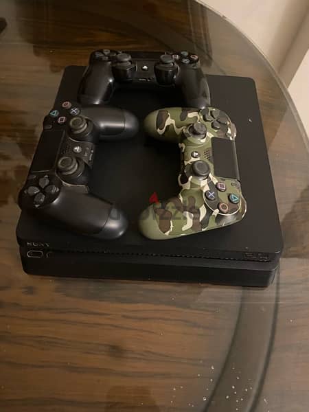 PS4 slim 1TB used like new with 3 controllers  بلايستيشن 4