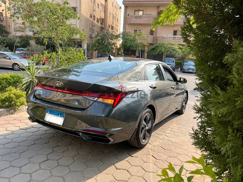 Hyundai Elantra Cn7  2022  الفئة الخاسمة)) زيروو بمعنى الكلمة)) 1