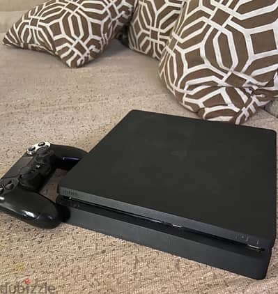 Ps4 slim  دراع واحد اصلي  الجهاز مااتفتحش كالجديد