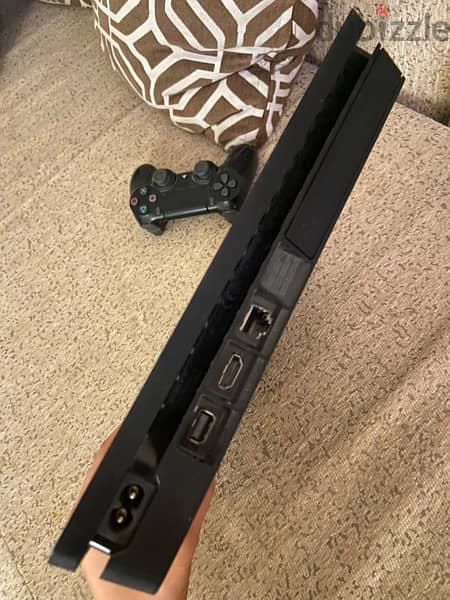 Ps4 slim  دراع واحد اصلي  الجهاز مااتفتحش كالجديد 2