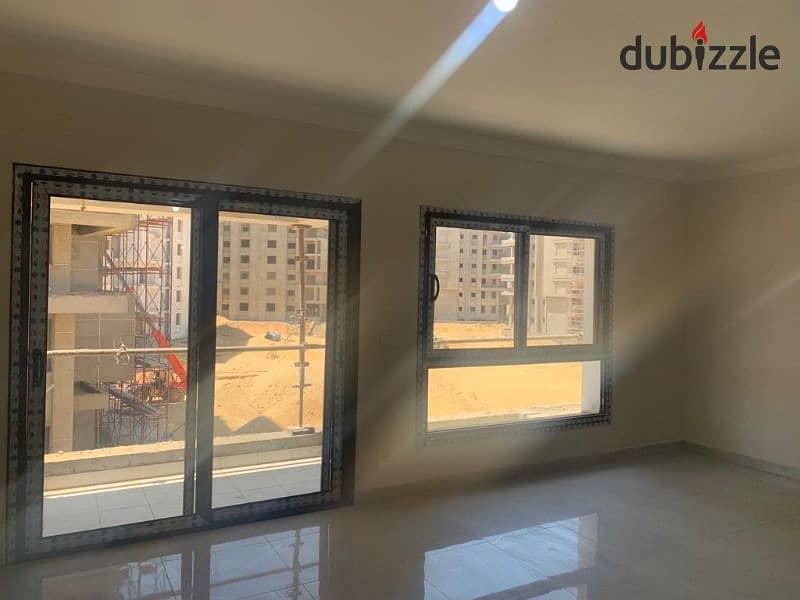 شقة 3غرف للبيع متشطبة بالكامل في العاصمة الادارية امام النهر الاخضر بلو فيرتFinished 3BR Apartment for sale New Capital front of Green River Bleu Vert 0