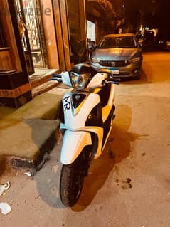 للبيع Scooter ST 2019 لون ابيض  متور محلش مسمار  فبر 90% 0