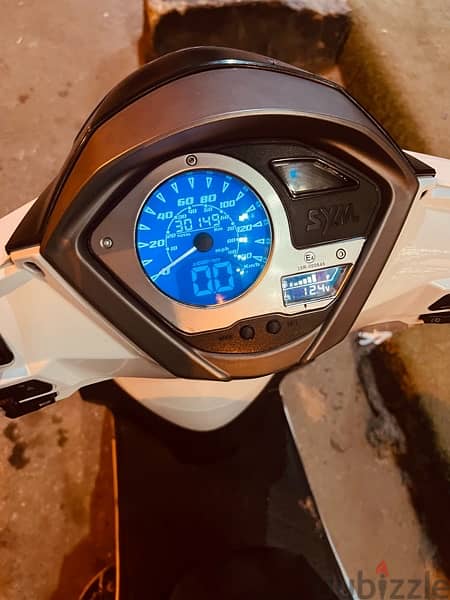 للبيع Scooter ST 2019 لون ابيض  متور محلش مسمار  فبر 90% 1