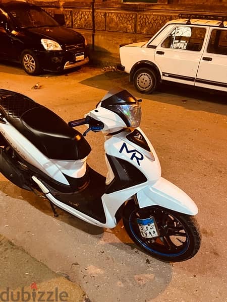 للبيع Scooter ST 2019 لون ابيض  متور محلش مسمار  فبر 90% 4