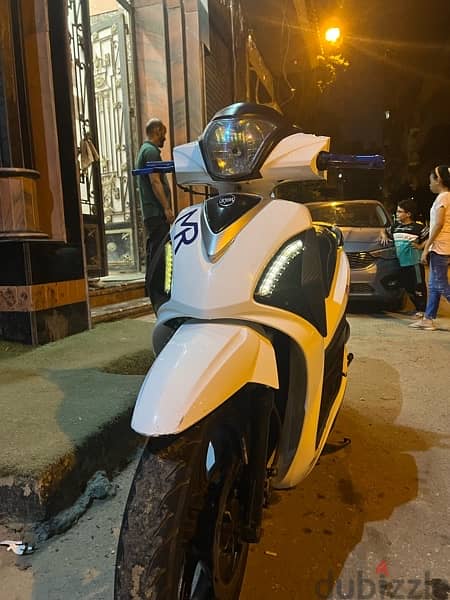 للبيع Scooter ST 2019 لون ابيض  متور محلش مسمار  فبر 90% 5