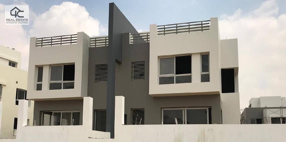 Twin House 280 m with the lowest down payment and installments and the strongest open landscape view in Hyde Park Compound 1