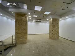 Showroom for rent 500 m finished and with air conditioners on the southern Teseen Street in the Fifth Settlement