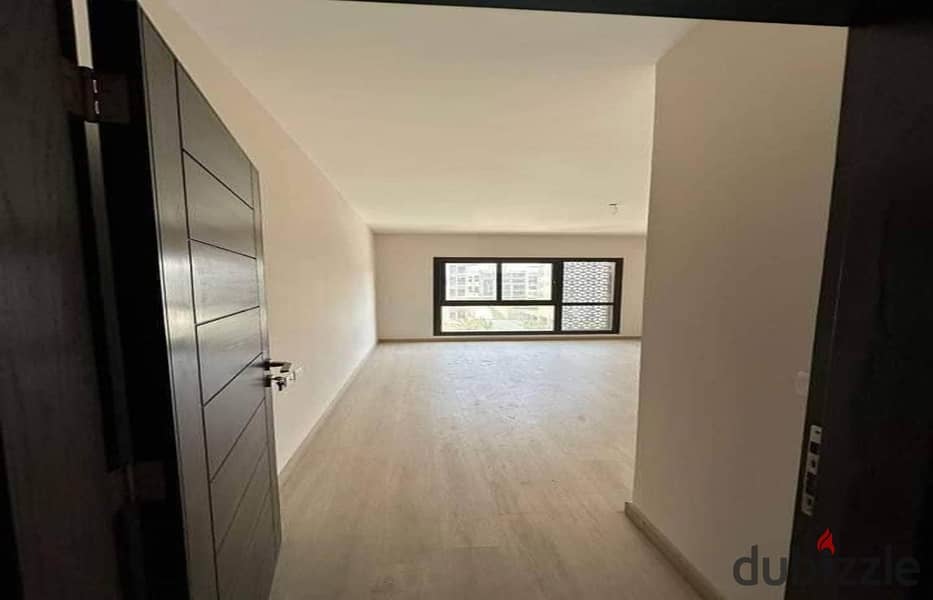 Apartment with immediate receipt for sale, super luxurious finishing, in the Fifth Settlement, near the American University, The Address East Compound 5