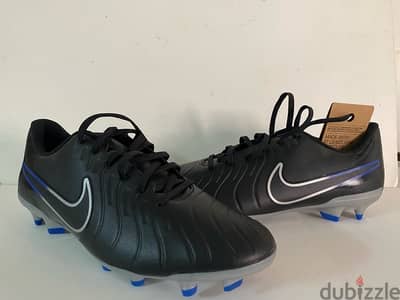 جزمة كرة قدم نايكي اصلية مقاس ٤٣ nike legend 10 club FG football boots