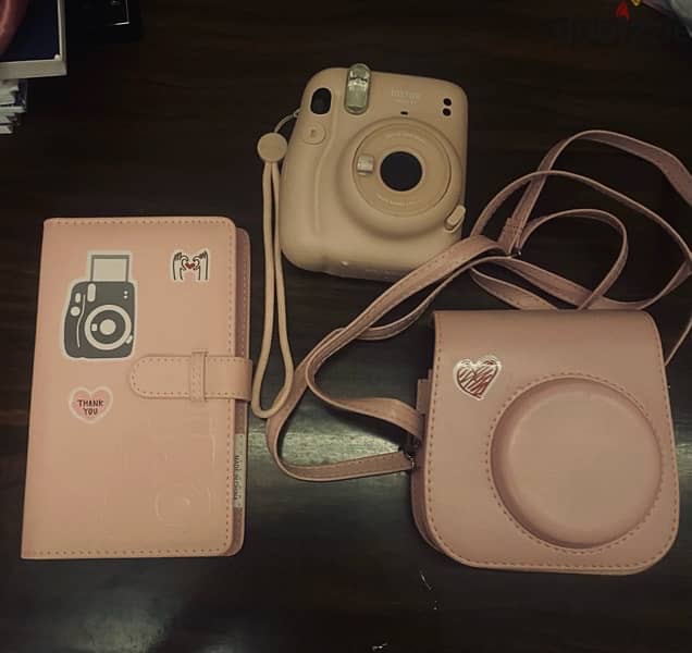 camera instax  mini 11 with its accessories 1