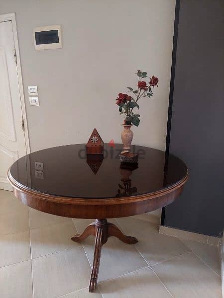 Classic wooden round table 0