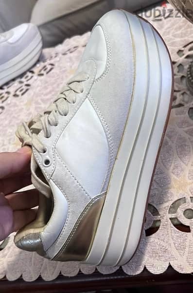 شوز الاسود من pixi  والابيض من zara و بالرينا club shoes للبيع 3