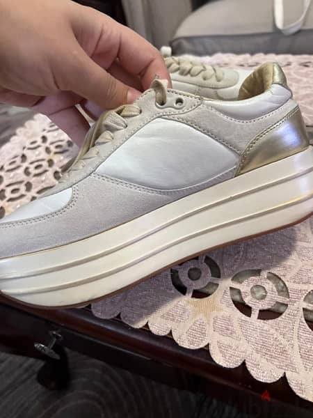 شوز الاسود من pixi  والابيض من zara و بالرينا club shoes للبيع 6