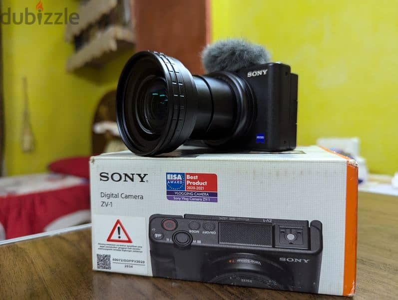 Camera sony zv-1 with lens 15mm + macro with 3 battery and charger. 1