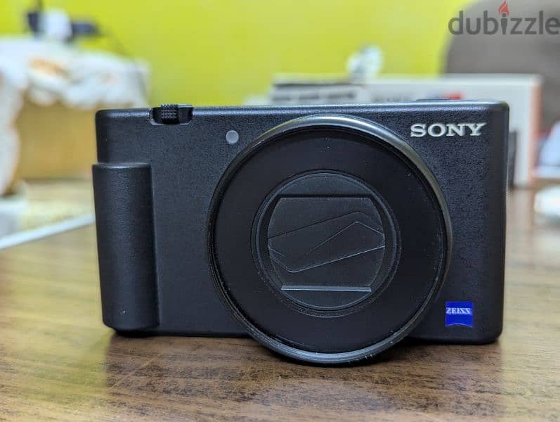 Camera sony zv-1 with lens 15mm + macro with 3 battery and charger. 11