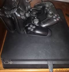 PS4 Slim 1TB معاه اربع دراعات و لعبتين